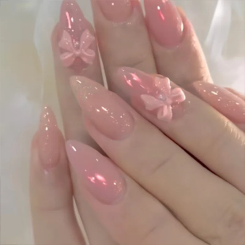 Kunstnagelset mit schimmernden Spitzen und eleganten Verzierungen Karnz