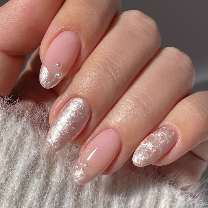 Kunstnagelset mit schimmernden Perl- und glitzernden Akzenten Karnz
