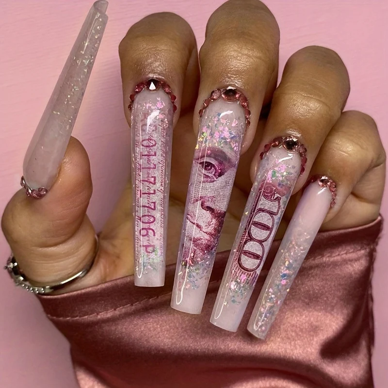 Kunstnagelset mit schimmernden Akzenten Karnz