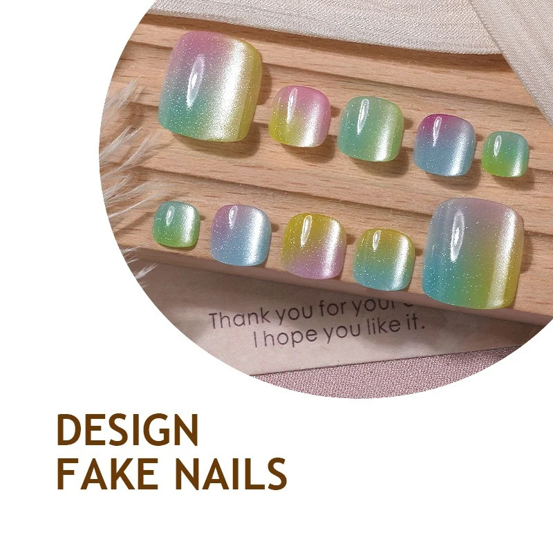 Kunstnagelset mit schimmerndem Farbverlauf und eleganten Designs Karnz