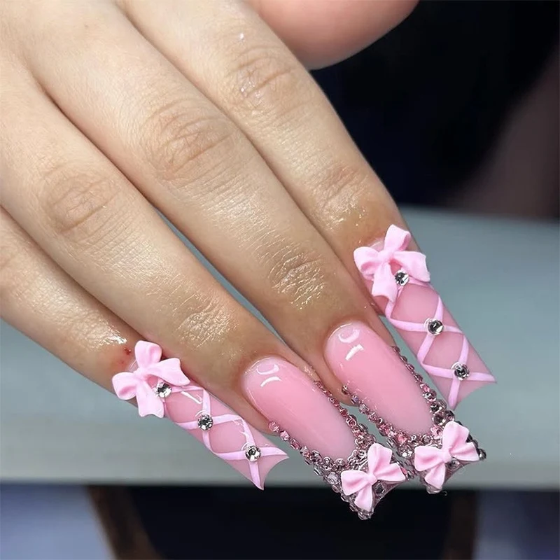 Kunstnagelset mit romantischen Schleifen- und Glitzerakzenten Karnz