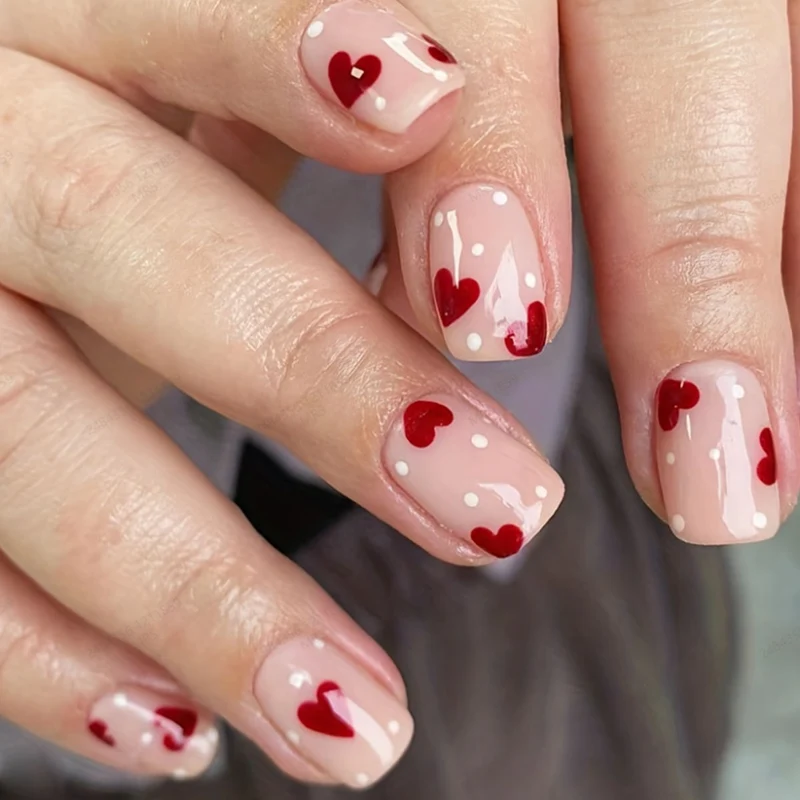 Kunstnagelset mit romantischen Herzmotiven und schimmernden Akzenten Karnz