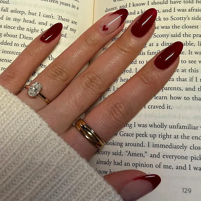 Kunstnagelset mit romantischen Herzmotiven Karnz