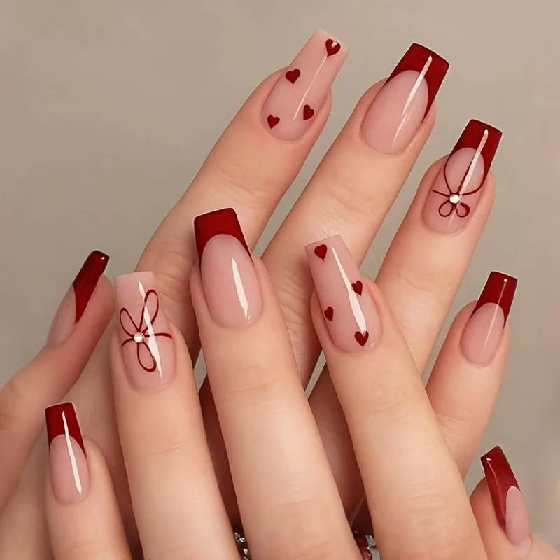 Kunstnagelset mit romantischen Herzen und eleganten Schleifen Karnz