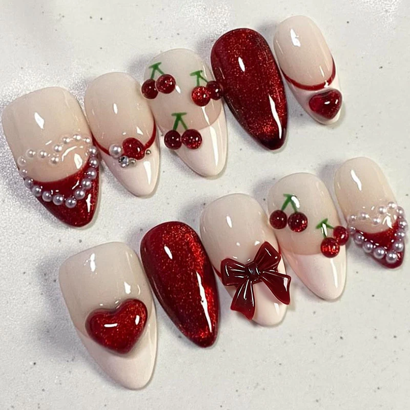 Kunstnagelset mit romantischen Herz- und Glitzerverzierungen Karnz