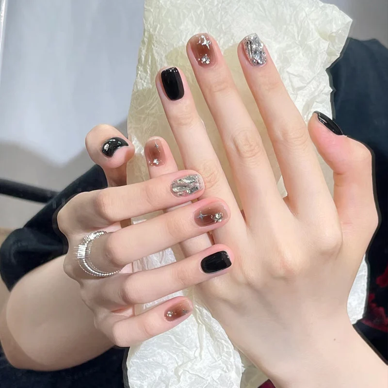 Künstlerisches Press-On-Nagelset mit glitzernden Sternakzenten Karnz