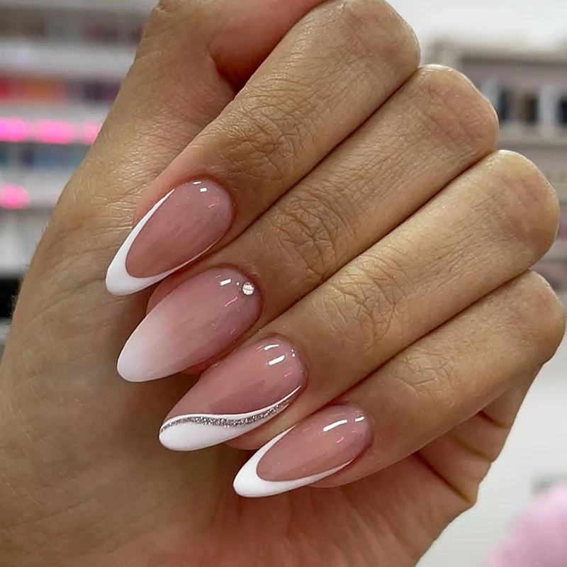 Kunstnagelset mit romantischen Herz- und Glitzerakzenten Karnz
