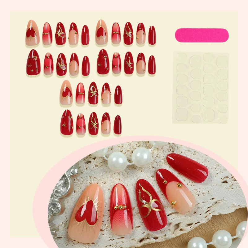 Kunstnagelset mit romantischen Herz-Designs Karnz