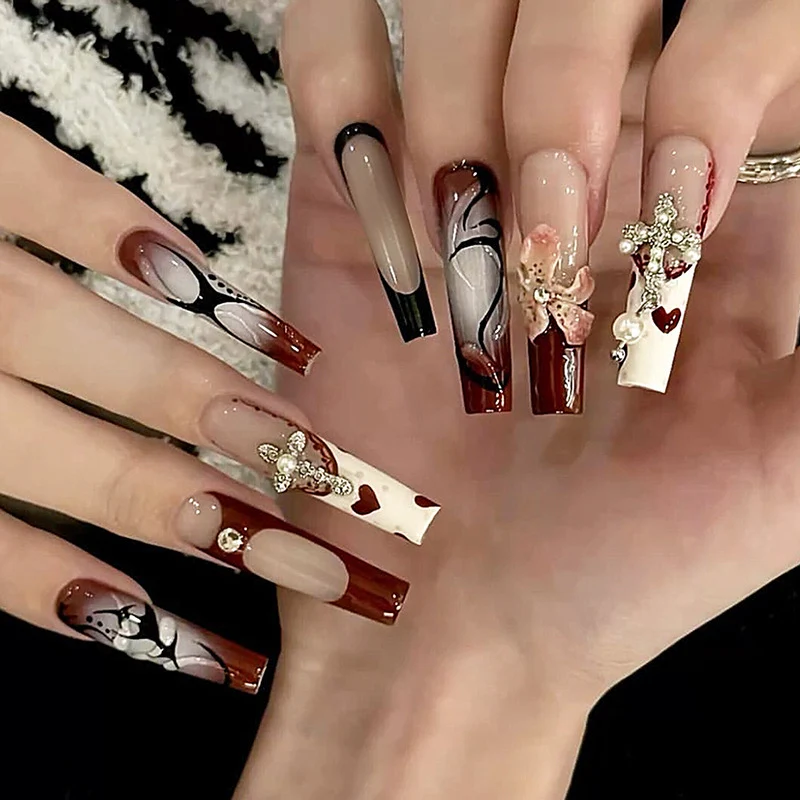 Kunstnagelset mit romantischen Blüten- und Herzen-Designs Karnz