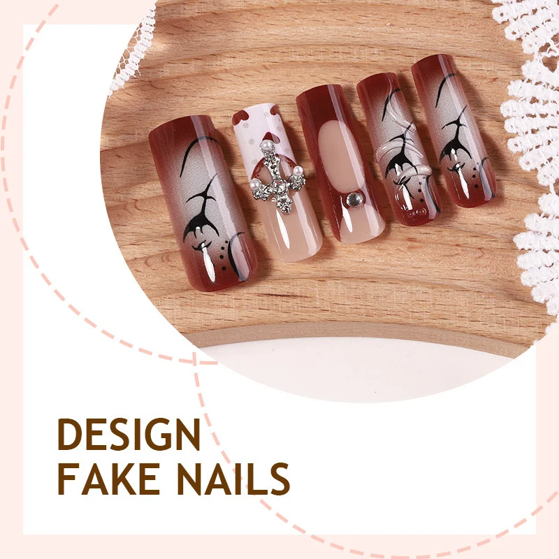 Kunstnagelset mit romantischen Blüten- und Herzen-Designs Karnz