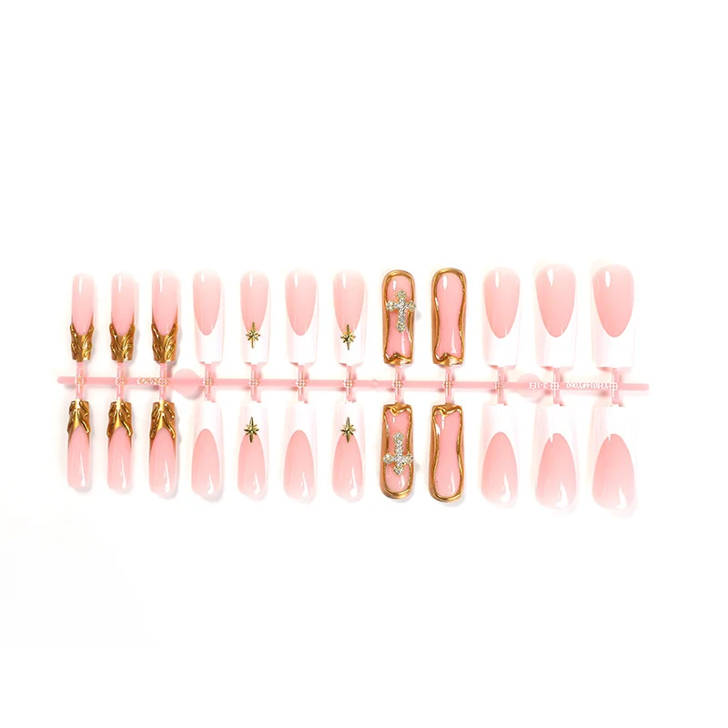 Kunstnagelset mit romantischen Blüten- und Glitzerakzenten Karnz