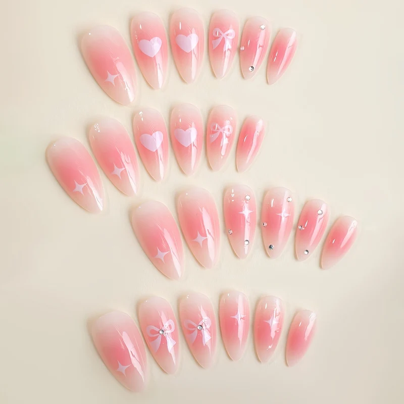 Kunstnagelset mit romantischem Design Karnz