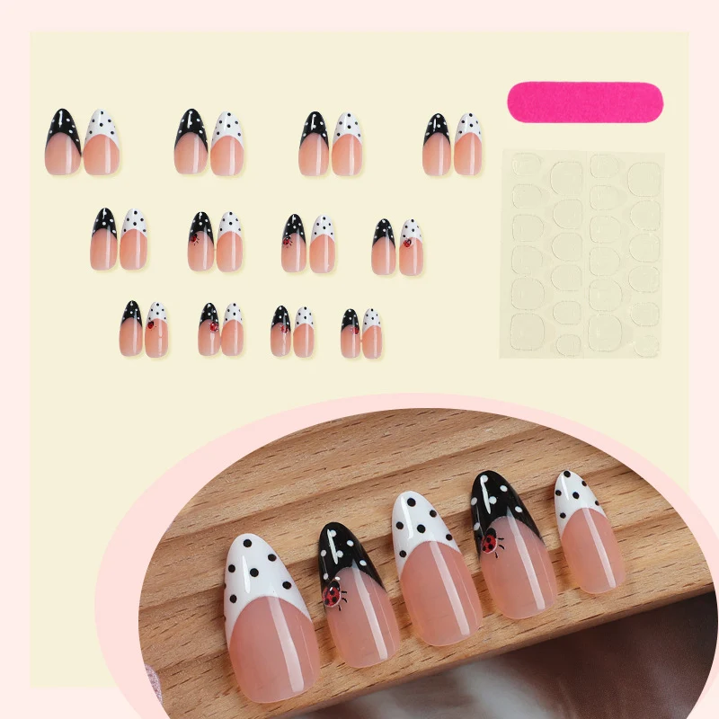 Kunstnagelset mit polka-nervigen Akzenten und funkelnden Details Karnz