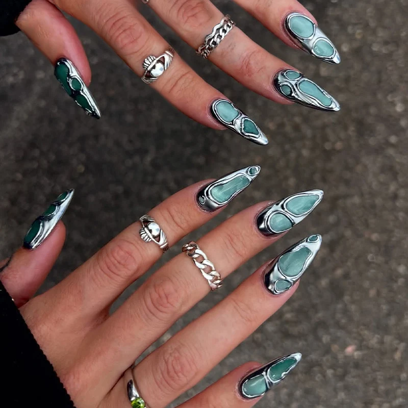 Kunstnagelset mit modernen geometrischen Designs Karnz