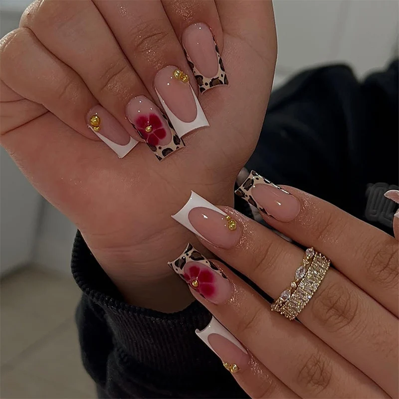 Kunstnagelset mit modernen Blüten- und Leopardenmotiven Karnz