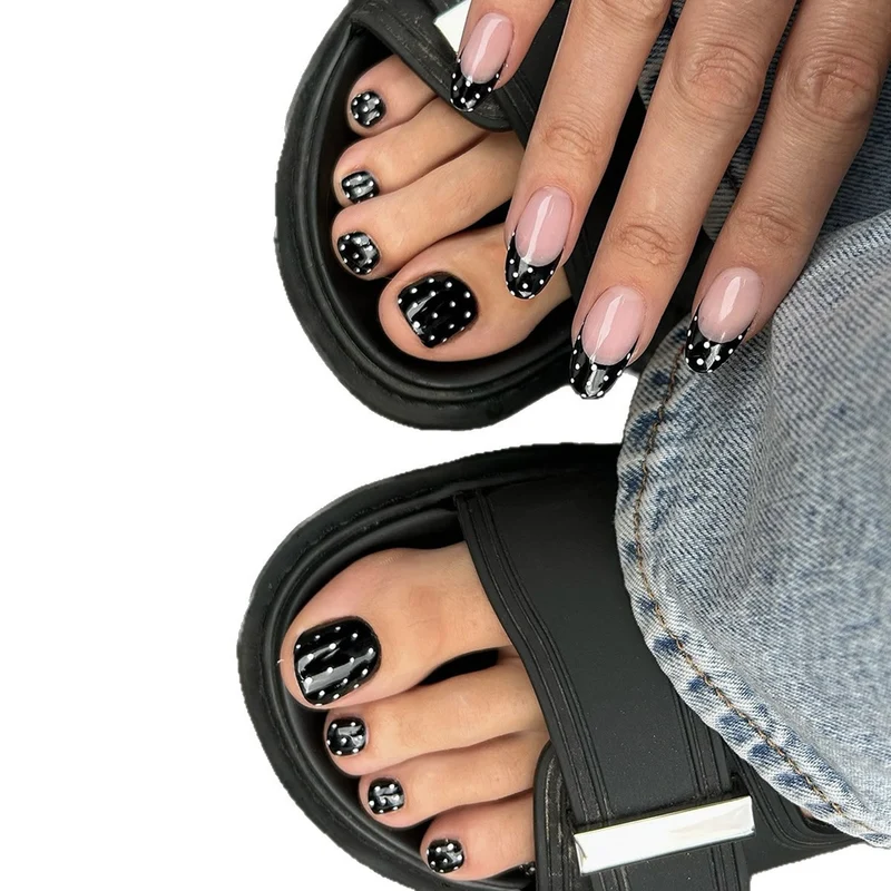 Kunstnagelset mit modernem Schwarz-Weiß-Design Karnz