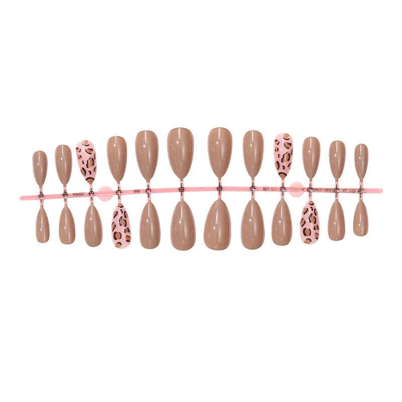 Kunstnagelset mit modernem Leopardendesign Karnz