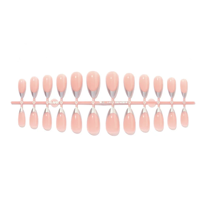 Kunstnagelset mit modernem French-Tip-Design Karnz