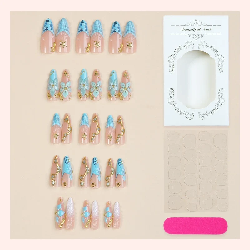 Kunstnagelset mit maritimen Motiven und glamourösen Verzierungen Karnz