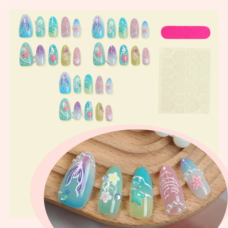 Kunstnagelset mit maritimen Motiven und floralen Akzenten Karnz