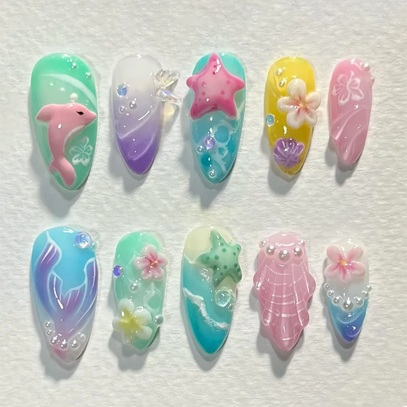 Kunstnagelset mit maritimen Motiven und floralen Akzenten Karnz