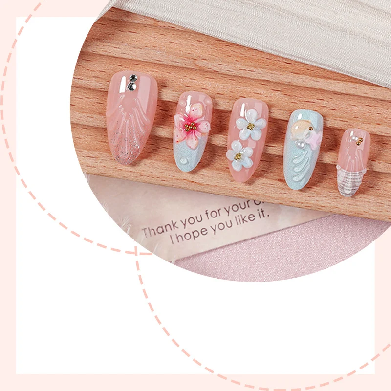 Kunstnagelset mit maritimen Motiven und farbenfrohen Blüten Karnz