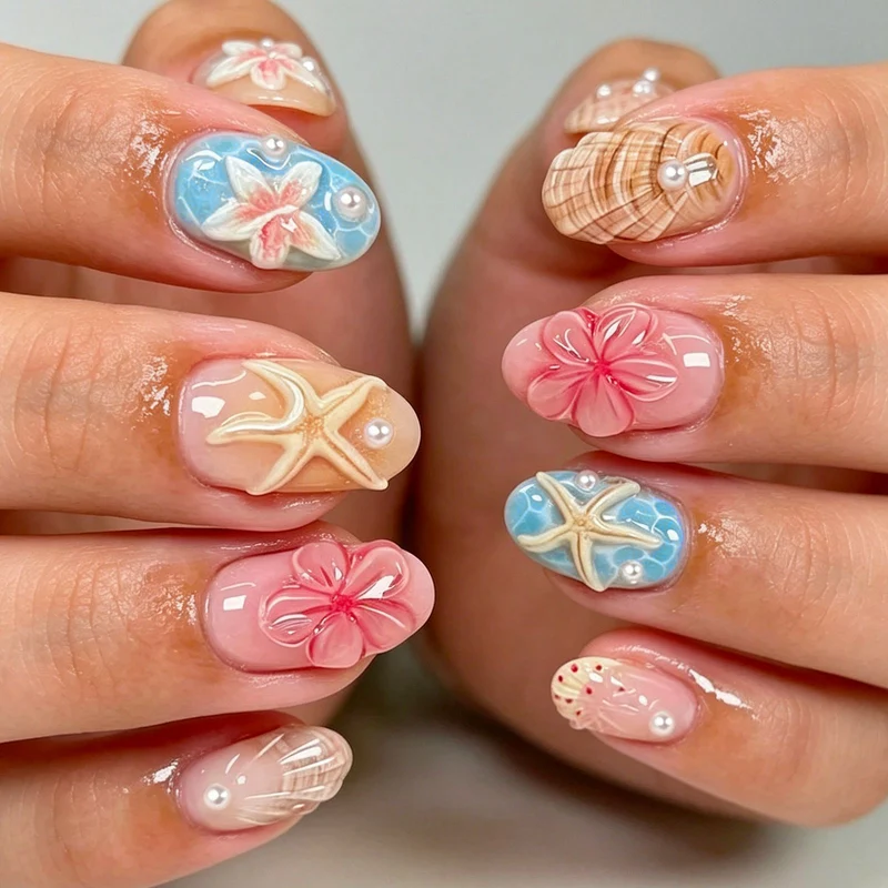 Kunstnagelset mit maritimem Design und floralen Akzenten Karnz