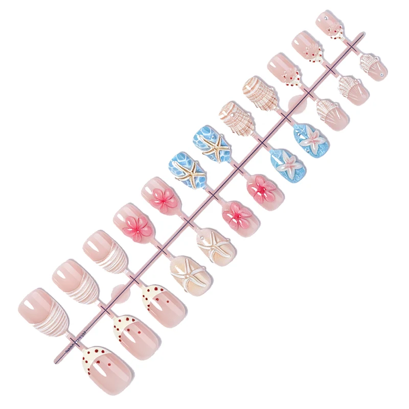Kunstnagelset mit maritimem Design und floralen Akzenten Karnz