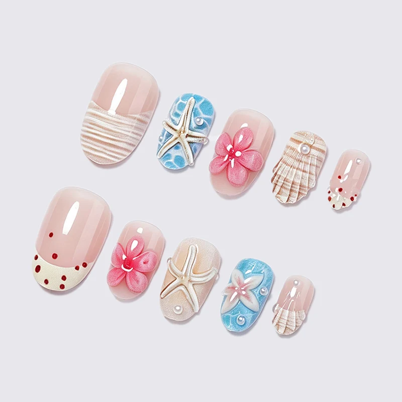 Kunstnagelset mit maritimem Design und floralen Akzenten Karnz