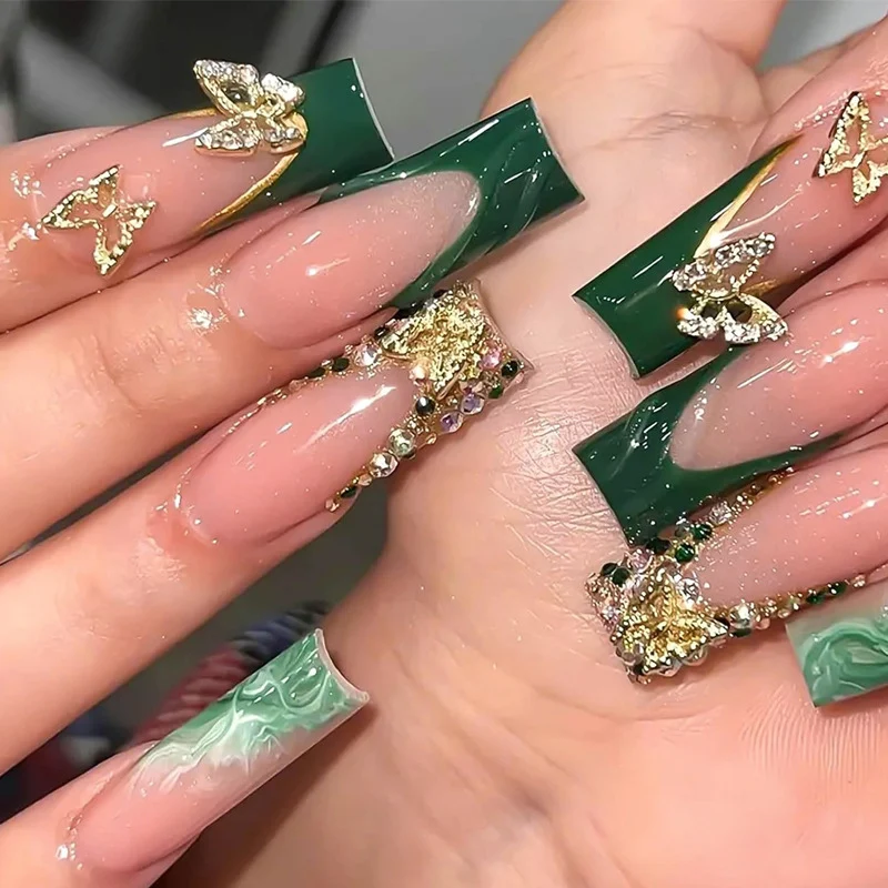Kunstnagelset mit luxuriösen Verzierungen und kreativen Designs Karnz