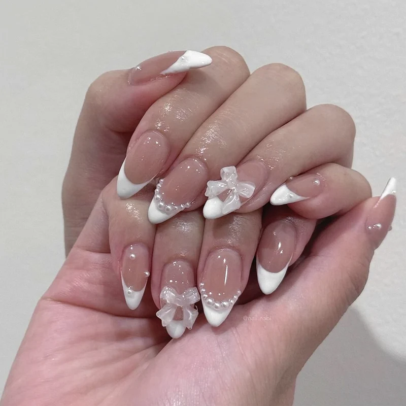 Kunstnagelset mit luxuriösen Verzierungen und funkelnden Details Karnz