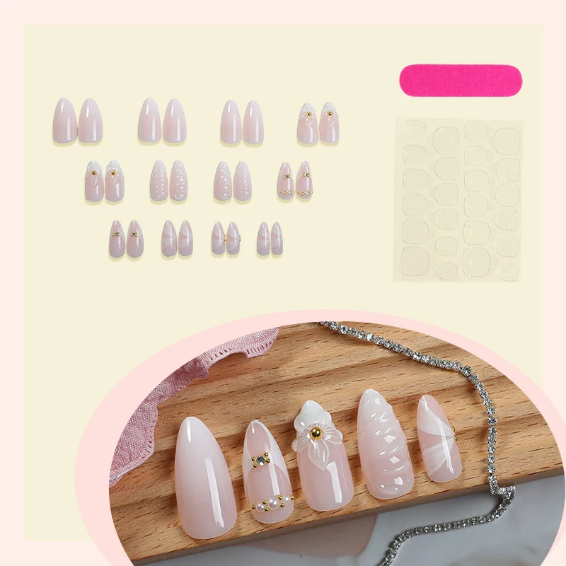 Kunstnagelset mit luxuriösen und stilvollen Verzierungen Karnz