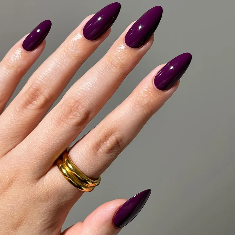 Kunstnagelset mit luxuriösen, spitzen Designs Karnz