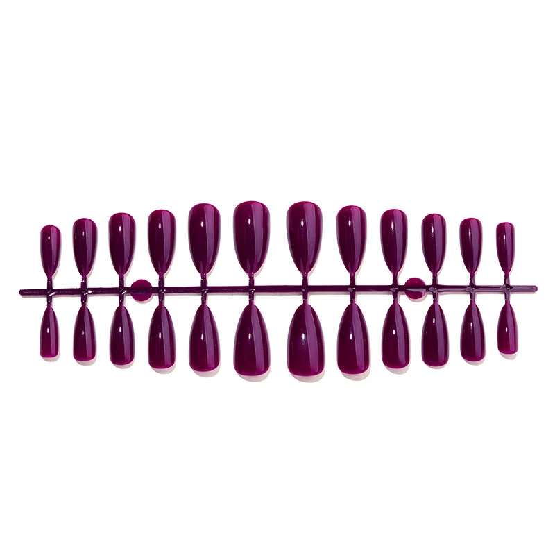 Kunstnagelset mit luxuriösen, spitzen Designs Karnz