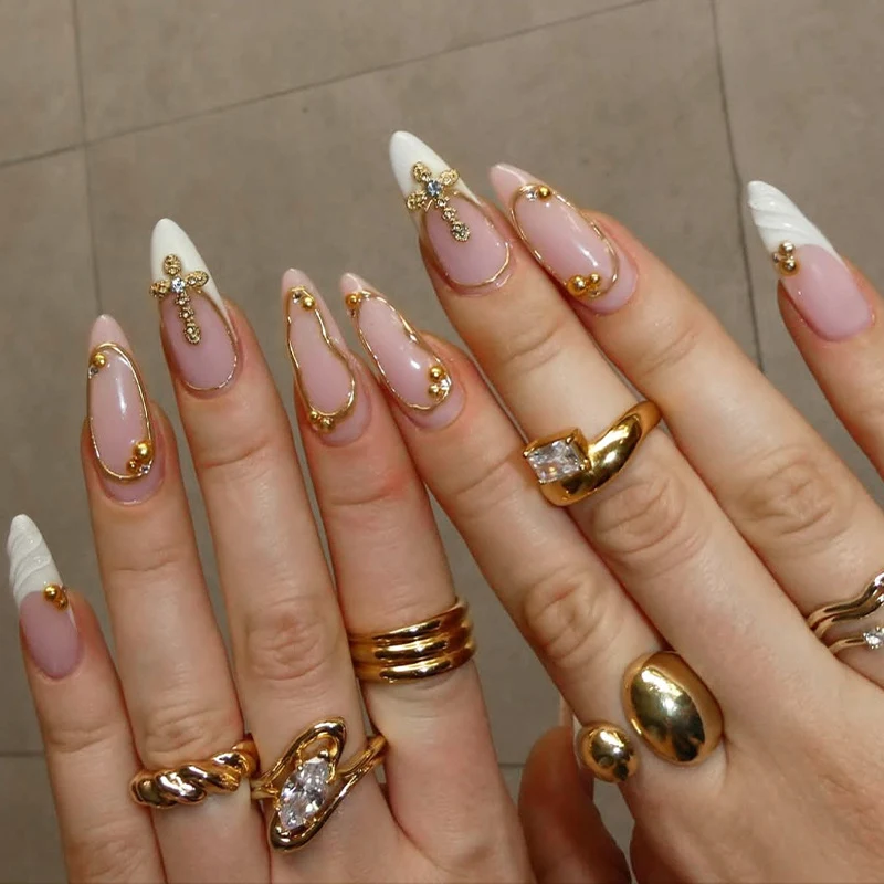 Kunstnagelset mit luxuriösen Goldverzierungen und eleganten Designs Karnz