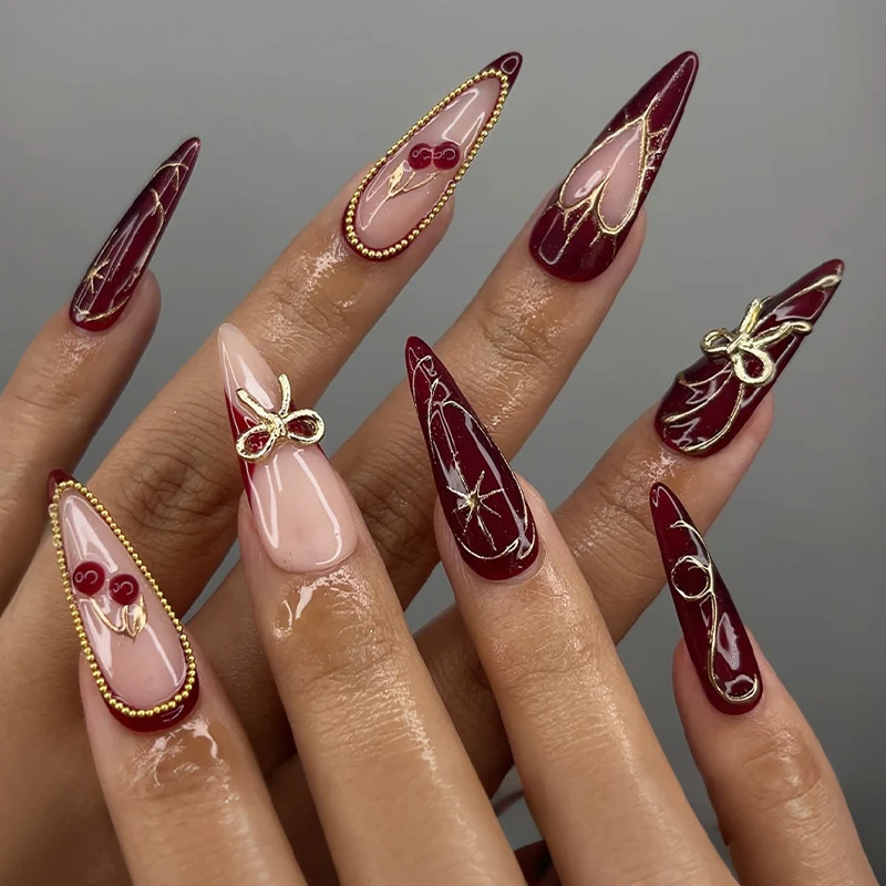 Kunstnagelset mit luxuriösen goldenen Akzenten und glamourösem Design Karnz