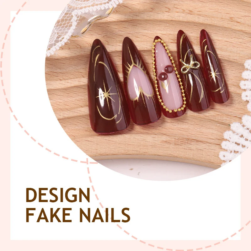 Kunstnagelset mit luxuriösen goldenen Akzenten und glamourösem Design Karnz