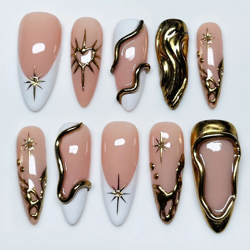 Kunstnagelset mit luxuriösen Goldakzenten und eleganten Designs Karnz
