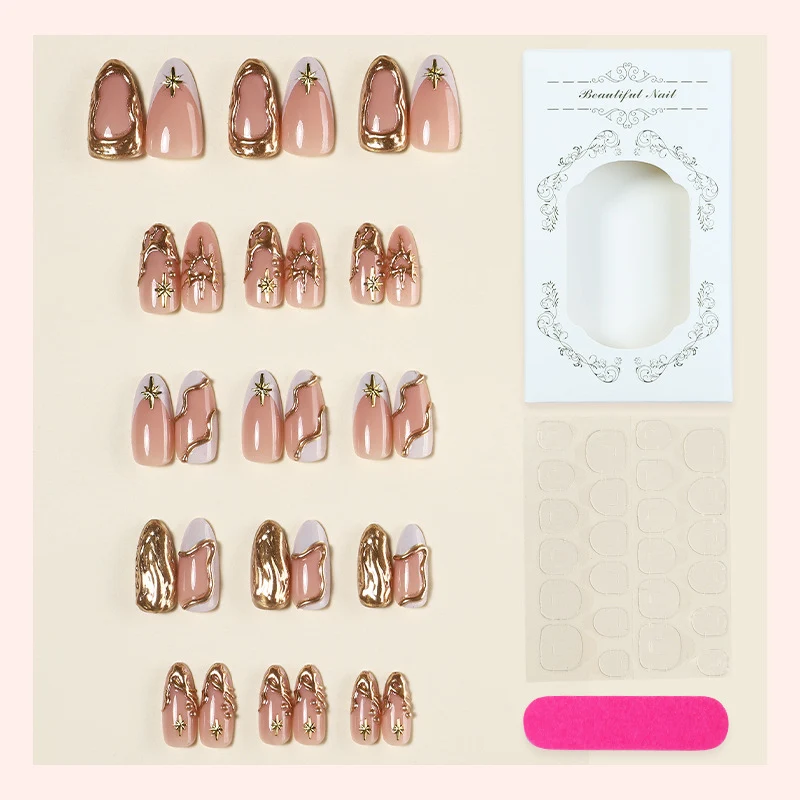 Kunstnagelset mit luxuriösen Goldakzenten und eleganten Designs Karnz