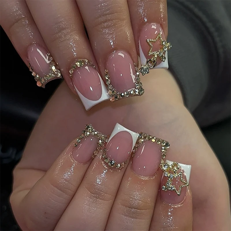 Kunstnagelset mit luxuriösen Glitzer- und Floralverzierungen Karnz