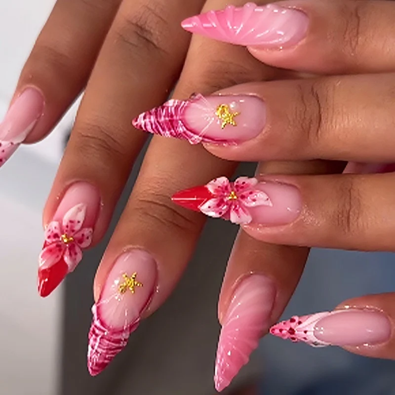 Kunstnagelset mit luxuriösen Glitzer- und Blütenakzenten Karnz