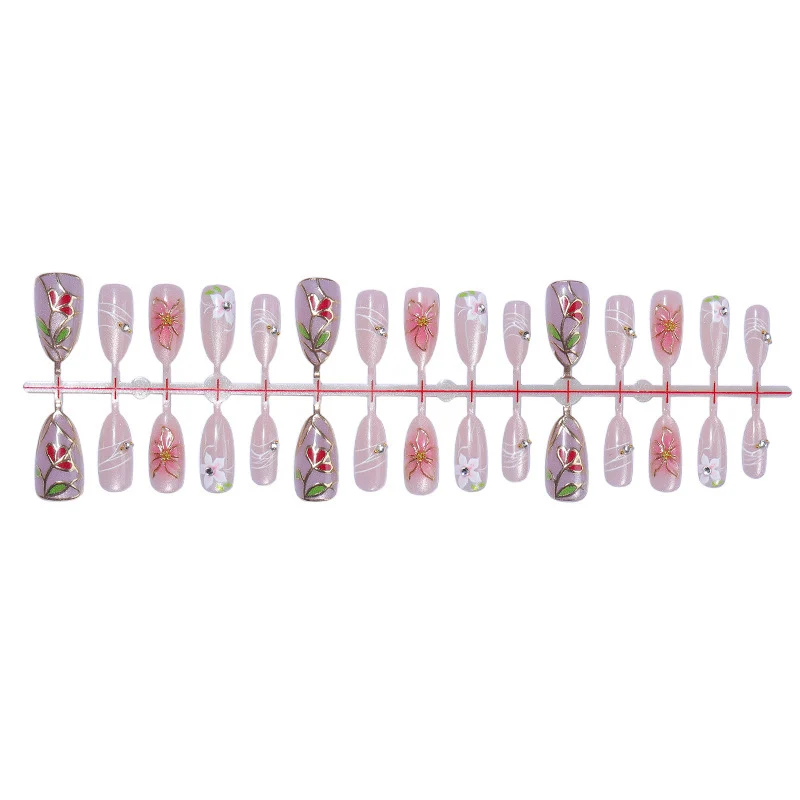 Kunstnagelset mit luxuriösen floralen Designs und Glitzerakzenten Karnz