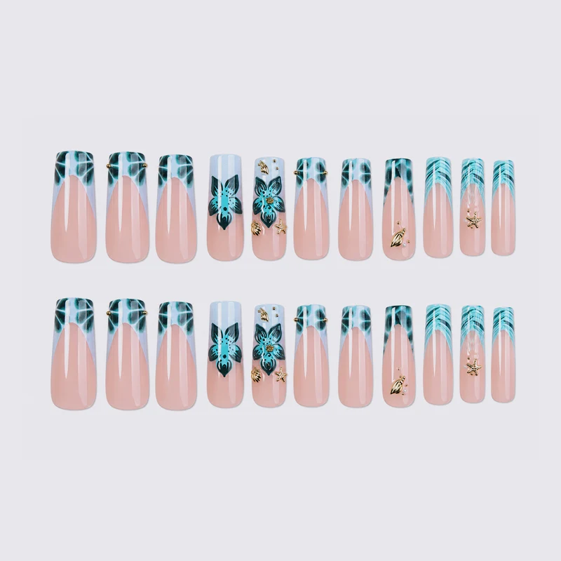Kunstnagelset mit luxuriösen floralen Akzenten und goldenen Details Karnz