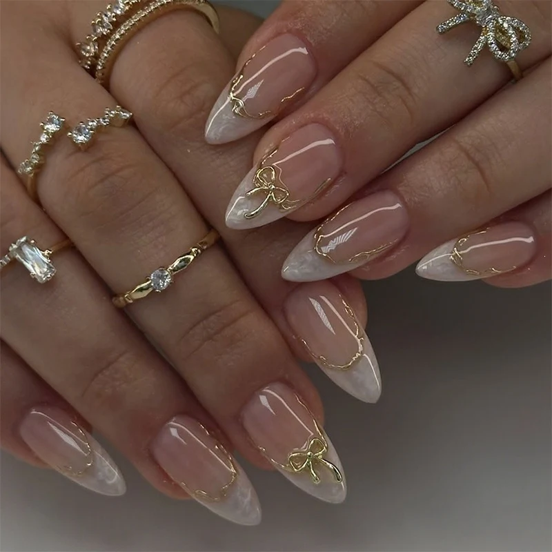 Kunstnagelset mit luxuriösen floralen 3D-Verzierungen Karnz