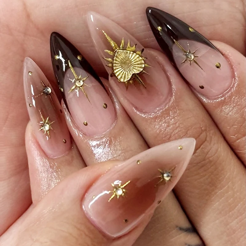 Kunstnagelset mit luxuriösen floralen 3D-Verzierungen Karnz