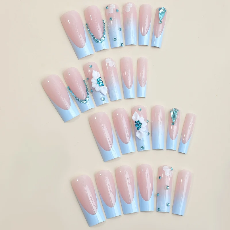Kunstnagelset mit luxuriösen Dekorationen und zartem Ombre-Effekt Karnz