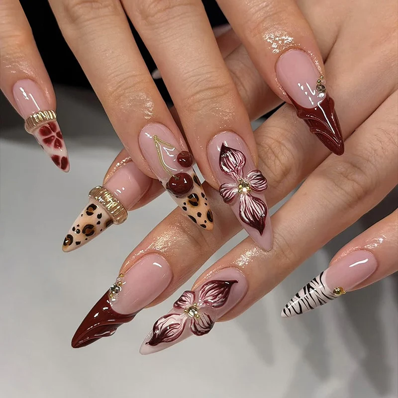 Kunstnagelset mit luxuriösen Blumen- und Leopardenmotiven Karnz