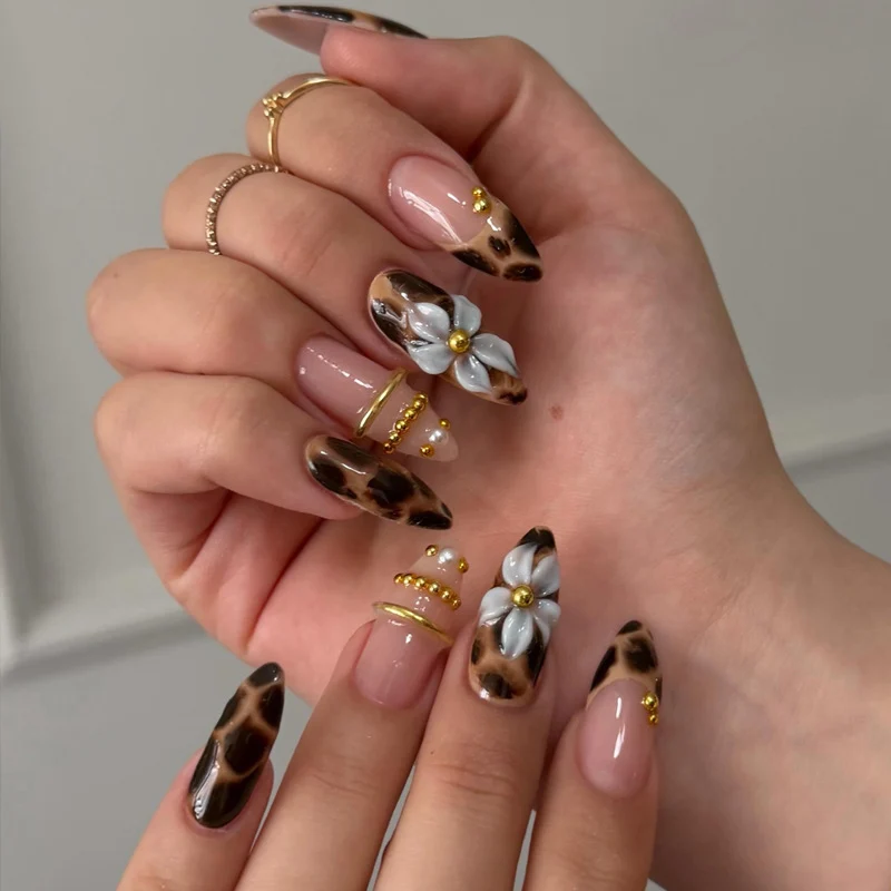 Künstlerisches Press-On-Nagelset mit elegantem Leoparden- und Blumendesign Karnz