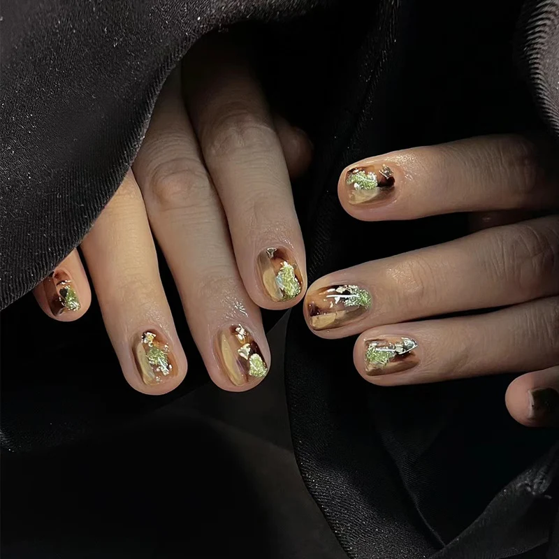 Künstlerisches Press-On Nageldesign Karnz