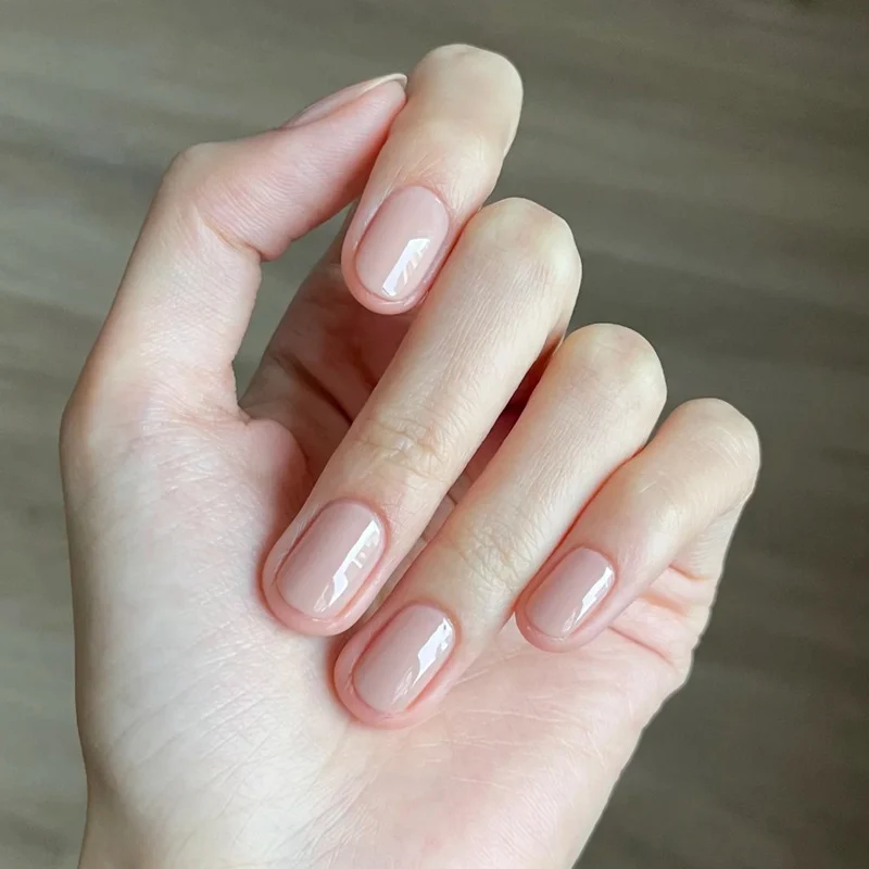 Künstlerische Nagelverlängerungen mit dekorativen Elementen Karnz